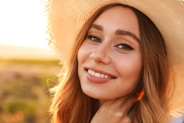 Primo Piano Una Bella Ragazza Cappello Paglia Piedi Campo Primaverile — Foto Stock