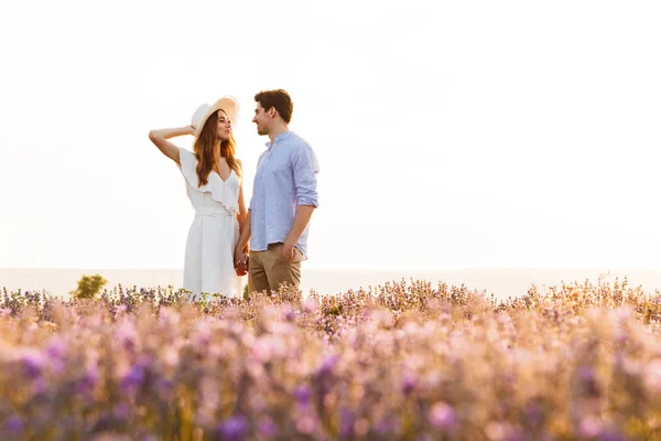 Photo Beautiful Young People Dating Walking Together Outdoor Lavender Field — Stock Photo, Image