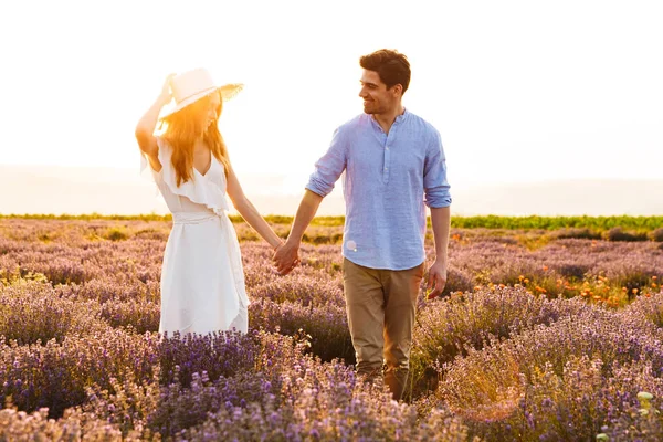 로맨틱 남자와 여자의 라벤더 밭에서 — 스톡 사진