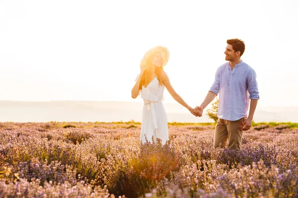 Imagem Jovem Casal Amoroso Bonito Andando Campo Lavanda Livre Segurando — Fotografia de Stock