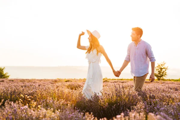 Imagem Feliz Jovem Casal Amoroso Bonito Andando Campo Lavanda Livre — Fotografia de Stock