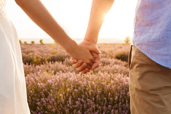 Bijgesneden Afbeelding Van Achterkant Jong Koppel Man Vrouw Hand Hand — Stockfoto