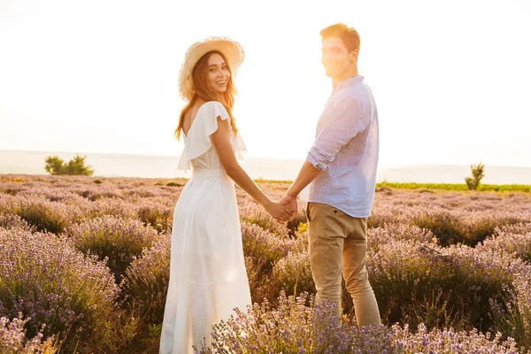 Glada Unga Par Embracing Fältet Lavendel Händerna Hålla — Stockfoto