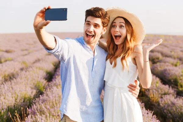 Bella Giovane Coppia Che Selfie Abbracciandosi Campo Lavanda Agitando Mano — Foto Stock