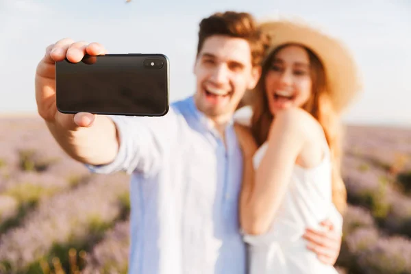 Adorável Jovem Casal Tirando Uma Selfie Enquanto Abraça Campo Lavanda — Fotografia de Stock