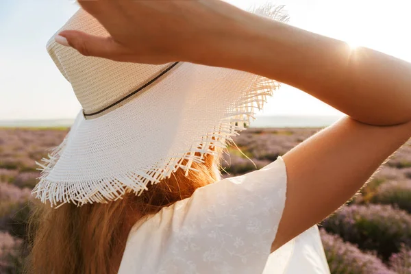 Foto Una Hermosa Joven Con Sombrero Paja Sonriendo Caminando Aire — Foto de Stock