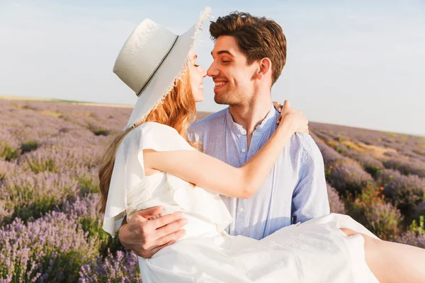 Preciosa Pareja Joven Divirtiéndose Campo Lavanda Juntos — Foto de Stock