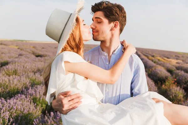 Vackra Unga Par Att Kul Fältet Lavendel Tillsammans — Stockfoto