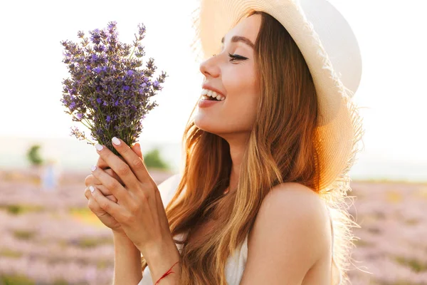 Hermosa Joven Sombrero Paja Con Ramo Lavanda Campo — Foto de Stock