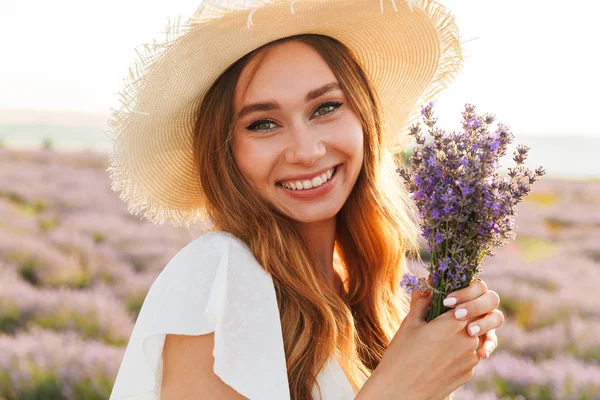 Bella Ragazza Cappello Paglia Con Bouquet Lavanda Campo — Foto Stock