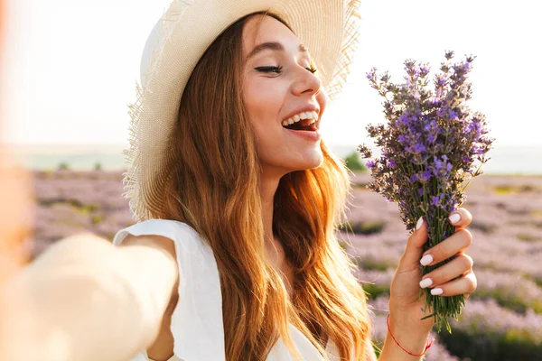 Chica Joven Positiva Sombrero Paja Con Ramo Lavanda Campo Tomando —  Fotos de Stock