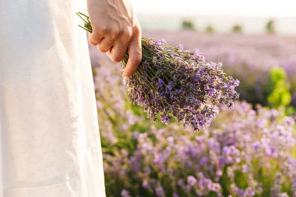 Photo Beautiful Young Woman Dress Holding Bouquet Flowers While Walking — Stock Photo, Image