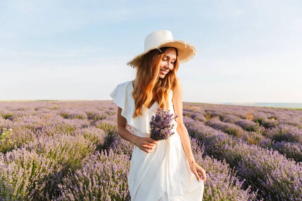 Jovencita Alegre Sombrero Paja Con Ramo Lavanda Campo — Foto de Stock