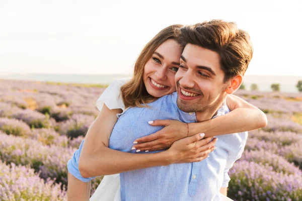 Joven Pareja Alegre Divirtiéndose Campo Lavanda Juntos Paseo Caballo — Foto de Stock