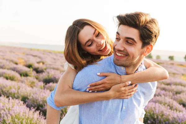 Sonriendo Joven Pareja Divirtiéndose Campo Lavanda Juntos Paseo Cuestas — Foto de Stock