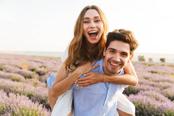 Munteres Junges Paar Das Gemeinsam Spaß Lavendelfeld Hat Huckepack Unterwegs — Stockfoto