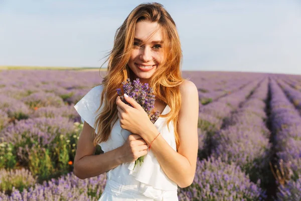 Foto Joven Feliz Vestido Que Sostiene Ramo Con Flores Mientras — Foto de Stock