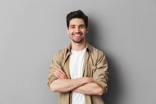 Retrato Joven Feliz Hombre Casual Pie Con Los Brazos Cruzados —  Fotos de Stock