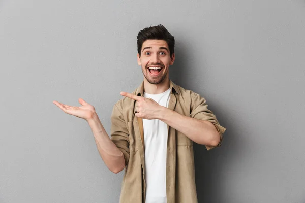 Retrato Jovem Homem Casual Feliz Apontando Para Espaço Cópia Sua — Fotografia de Stock