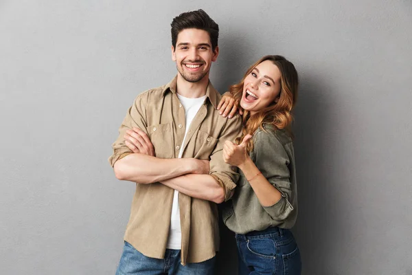 Retrato Jovem Casal Alegre Juntos Isolado Sobre Fundo Cinza Mostrando — Fotografia de Stock