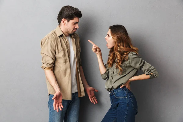 Portret Van Een Boze Jonge Paar Een Argument Geïsoleerd Grijze — Stockfoto