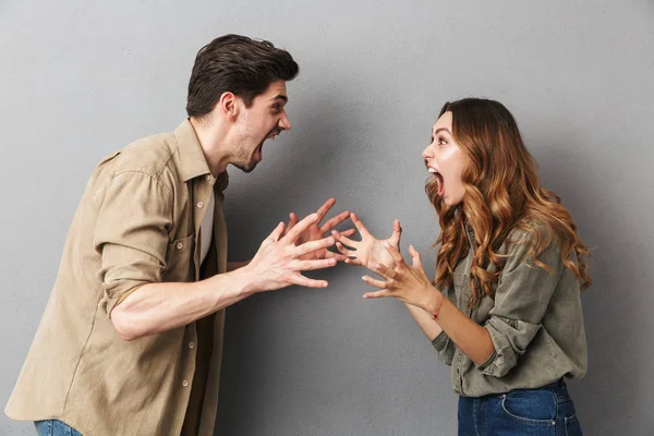 Portrait Angry Young Couple Having Argument Isolated Gray Background Shouting — Stock Photo, Image