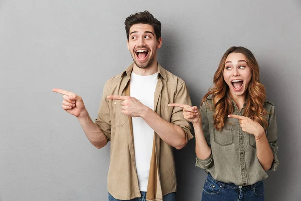 Porträt Eines Fröhlichen Jungen Paares Das Isoliert Vor Grauem Hintergrund — Stockfoto