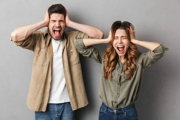 Retrato Jovem Casal Chocado Gritando Alto Isolado Sobre Fundo Cinza — Fotografia de Stock