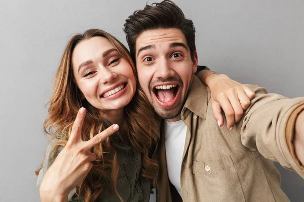 Portrait Cheeful Young Couple Hugging While Taking Selfie Showing Peace — Stock Photo, Image