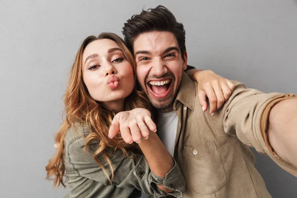 Retrato Lindo Jovem Casal Abraçando Enquanto Toma Uma Selfie Isolada — Fotografia de Stock