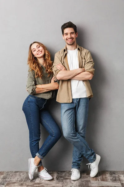 Retrato Comprimento Total Jovem Casal Alegre Junto Com Braços Dobrados — Fotografia de Stock