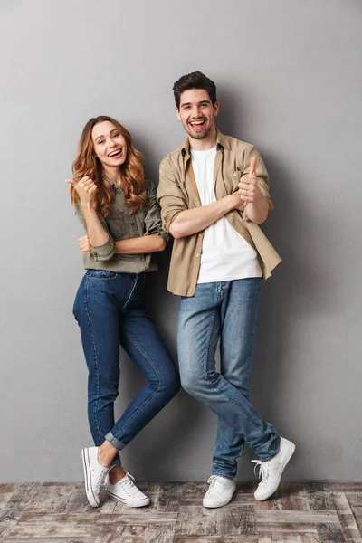 Retrato Comprimento Total Jovem Casal Alegre Juntos Mostrando Polegares Isolados — Fotografia de Stock