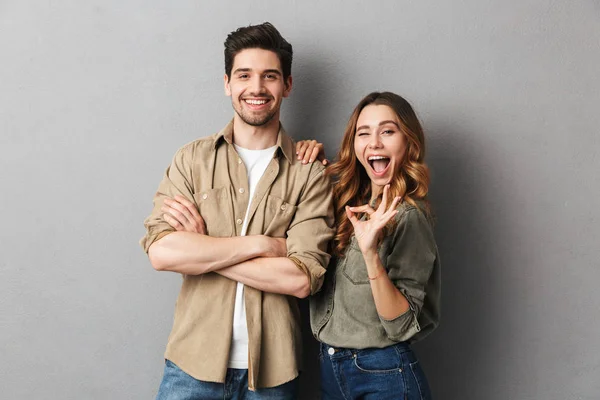 Retrato Una Alegre Pareja Joven Pie Juntos Aislados Sobre Fondo — Foto de Stock