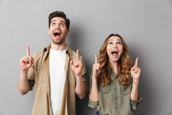 Retrato Una Feliz Pareja Joven Pie Juntos Aislados Sobre Fondo — Foto de Stock