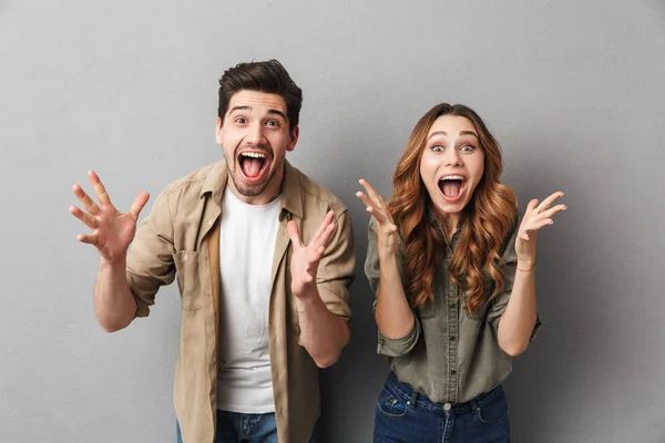 Retrato Jovem Casal Animado Juntos Isolado Sobre Fundo Cinza Gritando — Fotografia de Stock