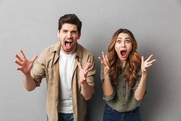 Retrato Una Joven Pareja Conmocionada Pie Juntos Aislados Sobre Fondo — Foto de Stock