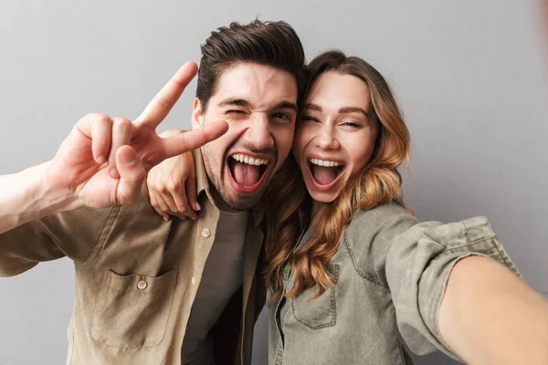 Portrait Happy Young Couple Hugging While Taking Selfie Showing Peace — Stock Photo, Image