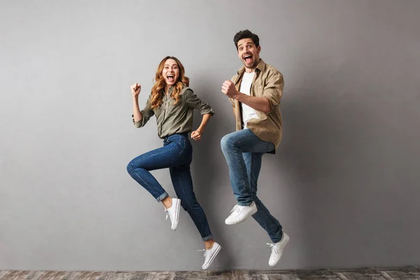 Retrato Larga Duración Una Alegre Pareja Joven Saltando Juntos Celebrando — Foto de Stock