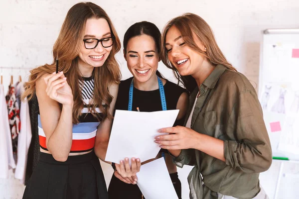 Trois Jeunes Femmes Joyeux Créateurs Vêtements Travaillant Ensemble Atelier Regardant — Photo