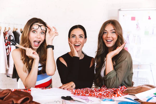 Tre Glada Unga Kvinnor Kläder Formgivare Som Arbetar Tillsammans Den — Stockfoto
