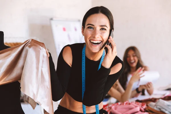 Mujer Joven Feliz Diseñador Ropa Estudio Atelier Trabajando Con Colegas — Foto de Stock