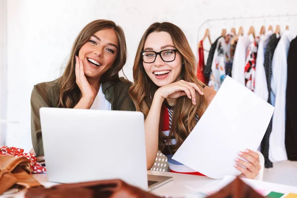 Dos Jóvenes Alegres Diseñadoras Ropa Trabajando Juntas Taller Sentadas Mesa — Foto de Stock