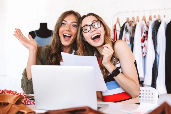 Дві Щасливі Молоді Жінки Дизайнери Одягу Працюють Разом Ательє Сидячи — стокове фото
