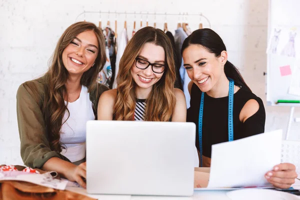 Trois Jeunes Femmes Créatrices Vêtements Heureuses Travaillant Ensemble Atelier Assises — Photo