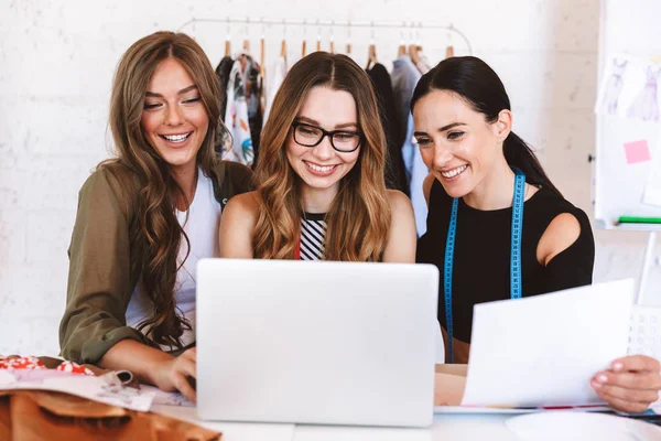 Trois Jeunes Femmes Joyeux Créateurs Vêtements Travaillant Ensemble Atelier Assis — Photo