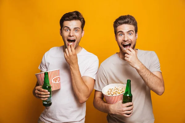 Imagem Dois Excitados Emotivos Bonitos Amigos Homens Isolado Sobre Parede — Fotografia de Stock