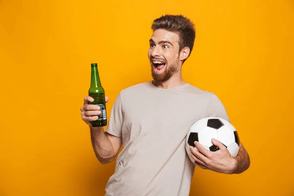 Foto Van Knappe Man Die Geïsoleerd Gele Muur Backgroung Drinken — Stockfoto