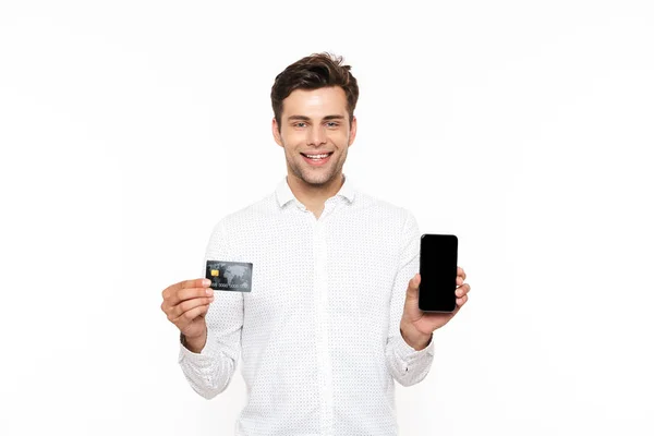 黑色头发的欧洲家伙持有智能手机和信用卡隔离的白色背景 — 图库照片