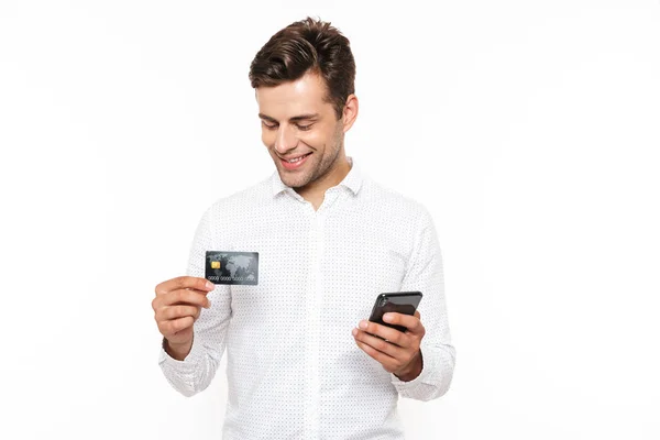 Morena Feliz Hombre Con Pelo Oscuro Celebración Teléfono Inteligente Tarjeta — Foto de Stock