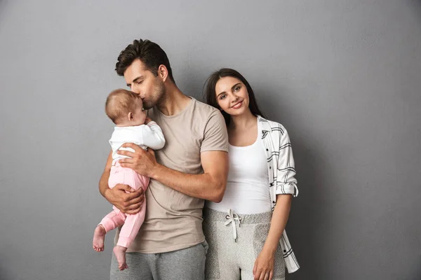 Portret Van Een Liefdevolle Jong Gezin Met Hun Babymeisje Geïsoleerd — Stockfoto